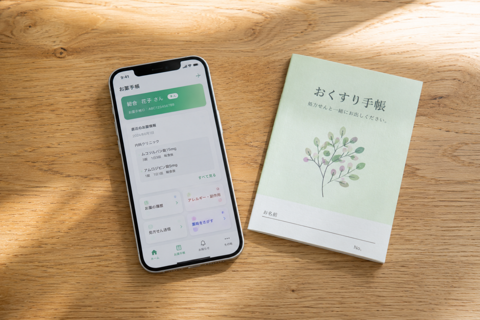 スマートフォンでおくすり手帳アプリを利用している様子