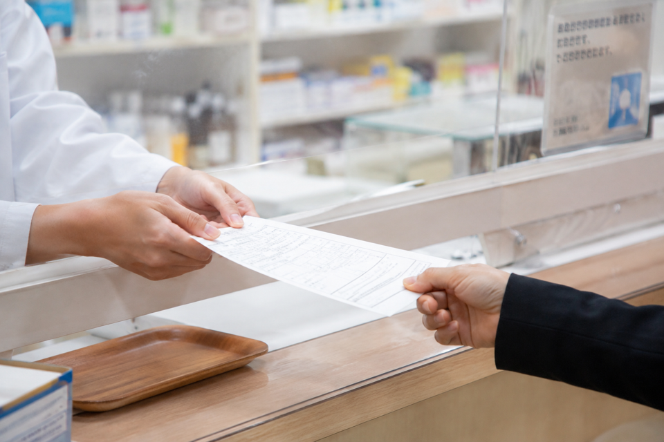 薬剤師が処方箋を確認している様子